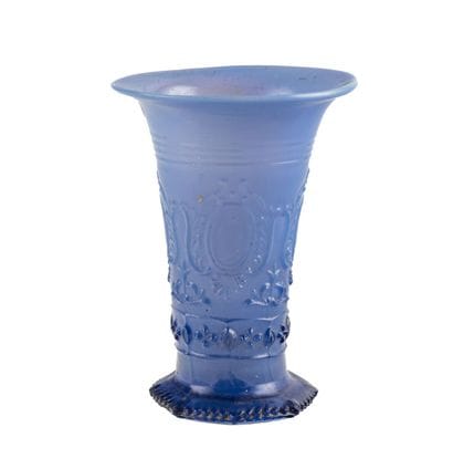 Vase cornet en opaline bleu dégradé à décor...