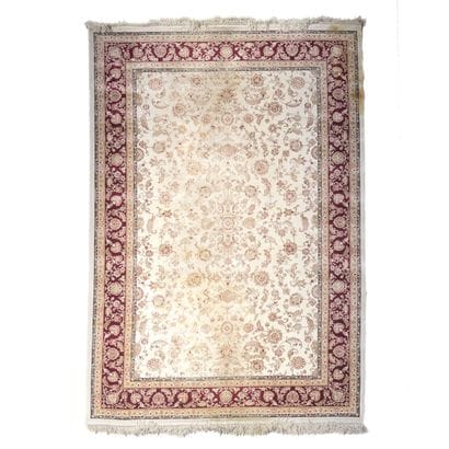 Tapis en soie à décor fleuri en polychromie...