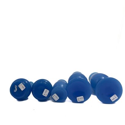 Lot de 5 vases en opaline bleue comprenant...