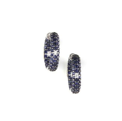 Pendants d'oreilles en or gris pavée de saphirs...
