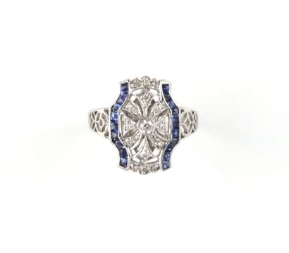 Bague en or gris ornée d'un diamant principal...