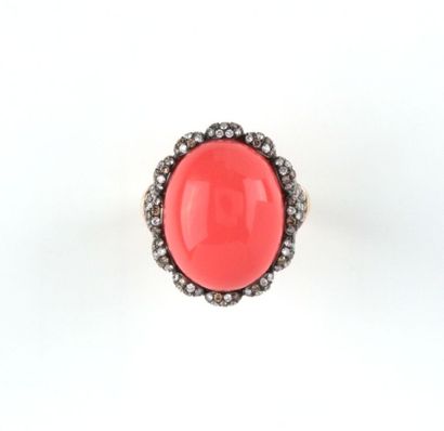 Bague en or rose corail traité et diamants....