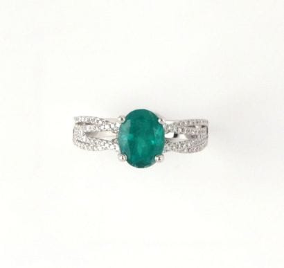 Bague en or gris ornée d'une émeraude ovale...