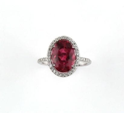 Bague en or sertie d'une tourmaline rose...