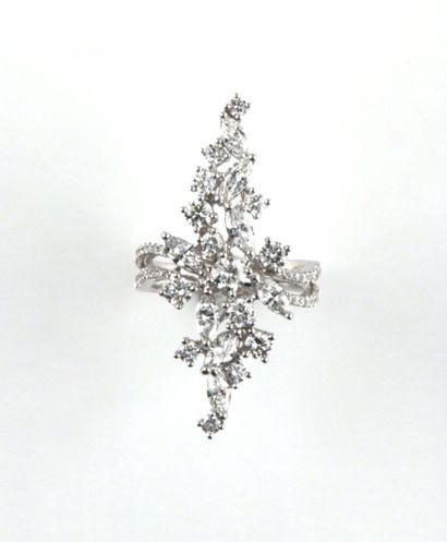 Bague en or sertie de diamants pour 7 cts...