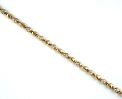 CARTIER Bracelet en or orné de diamants à...