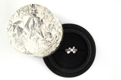 MAUBOUSSIN Bague en or gris formant fleur...