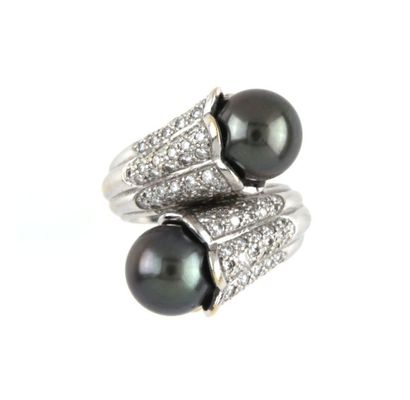 CHANEL Bague en or gris formant toi et moi...