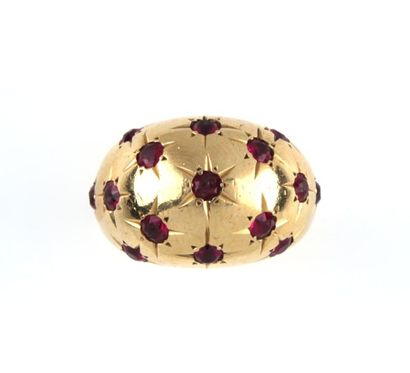 Bague en or jaune formant boule ornée de...