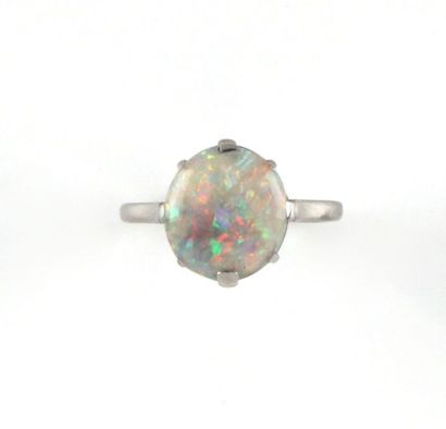 Bague en or ornée d'une opale. Poids brut...