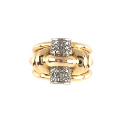 Bague en or 1950 ponctuée de diamant. Poids...
