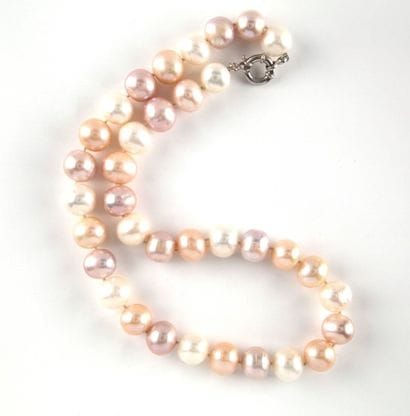 Collier en perles de couleurs.