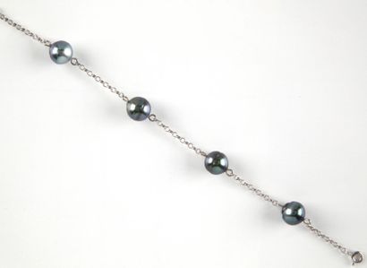 Bracelet en argent et perles grises.