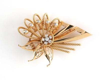 Broche en or jaune formant fleur, le pistil...