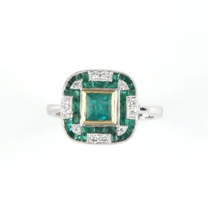 Bague en or gris ornée d'une émeraude de...