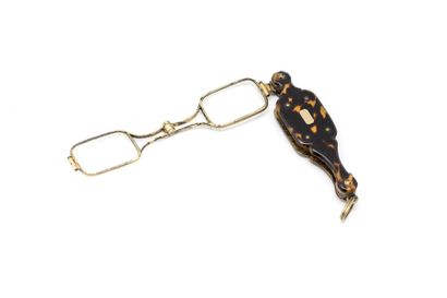 LUNETTES DE THEATRE
Une paire de lunettes...