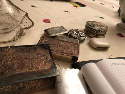 BOITES EN METAL ARGENTE
Lot de 5 boîtes en...