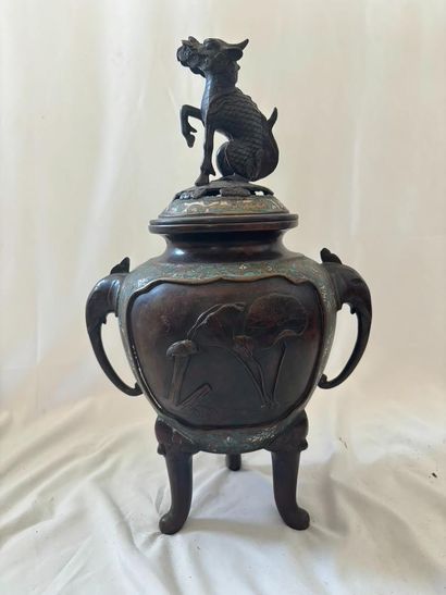 JAPAN, 19th century. 
Covered tripod bronze...