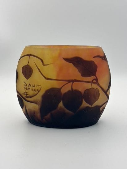 DAUM NANCY. 
Spiral-shaped vase in marmorated...