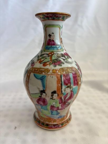 China, 19th century. 
Small baluster-shaped...
