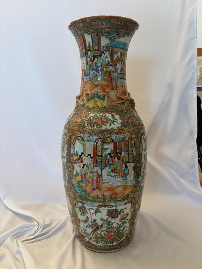 CHINA.
Large porcelain vase with Canton polychrome...