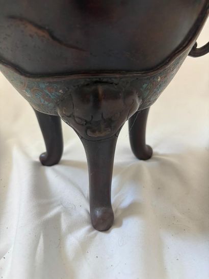 JAPAN, 19th century. 
Covered tripod bronze...