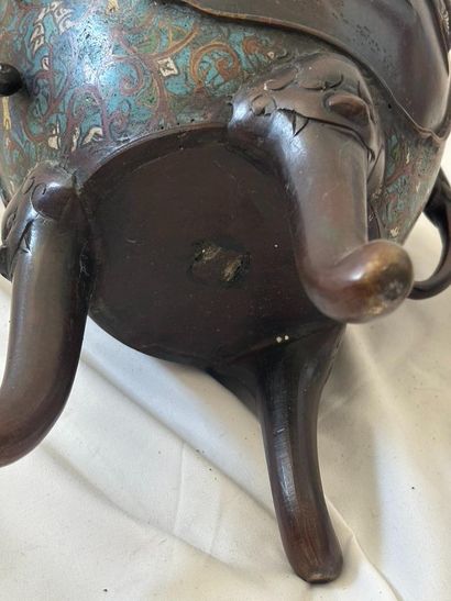 JAPAN, 19th century. 
Covered tripod bronze...
