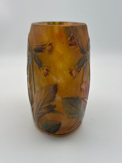 DAUM NANCY. 
Small helicoidal vase in marmorated...