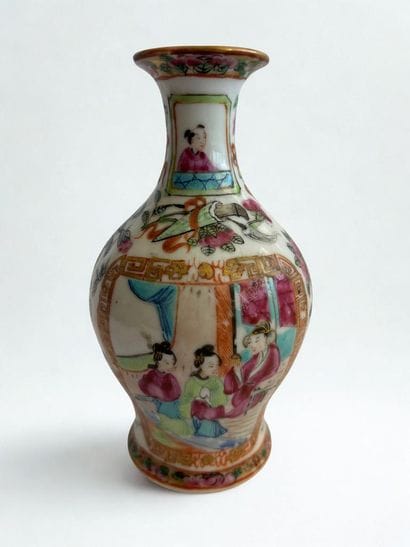 China, 19th century. 
Small baluster-shaped...