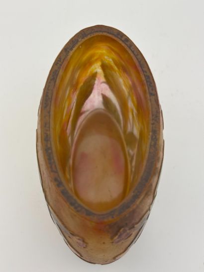DAUM NANCY. 
Small helicoidal vase in marmorated...