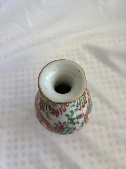 China, 19th century. 
Small baluster-shaped...