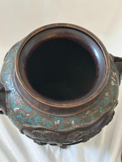 JAPAN, 19th century. 
Covered tripod bronze...