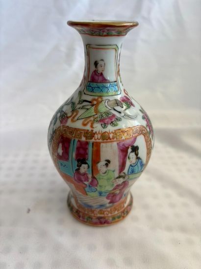China, 19th century. 
Small baluster-shaped...