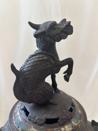 JAPAN, 19th century. 
Covered tripod bronze...