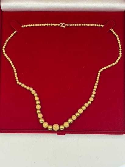 Set comprising a necklace and a bracelet...