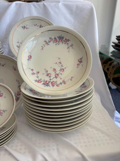RAYNAUD in Limoges. 
Part of a hard porcelain...