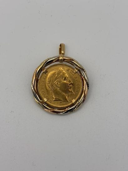 Braided yellow gold pendant adorned with...