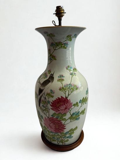 CHINA.
Scroll-shaped porcelain vase decorated...