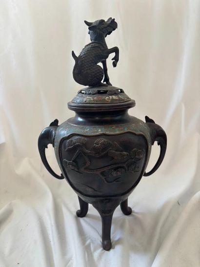 JAPAN, 19th century. 
Covered tripod bronze...