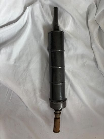 Pewter clyster. Gross weight: 2.1 kg.