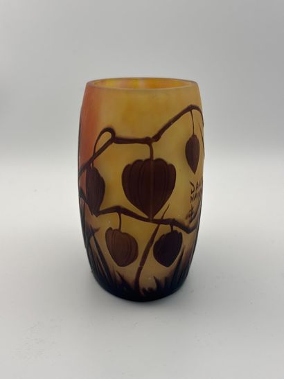 DAUM NANCY. 
Spiral-shaped vase in marmorated...