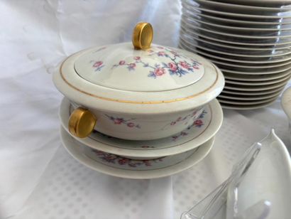 RAYNAUD in Limoges. 
Part of a hard porcelain...