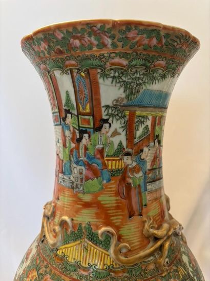 CHINA.
Large porcelain vase with Canton polychrome...