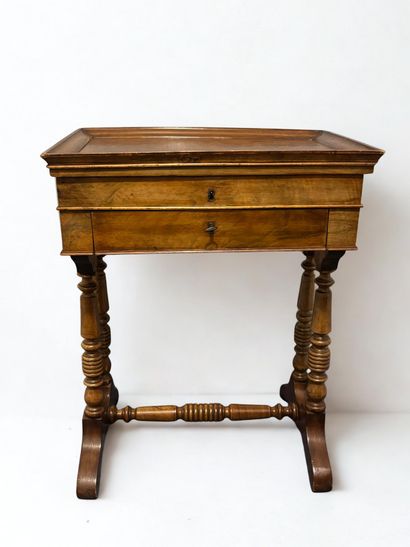 19th-century working table in walnut, opening...