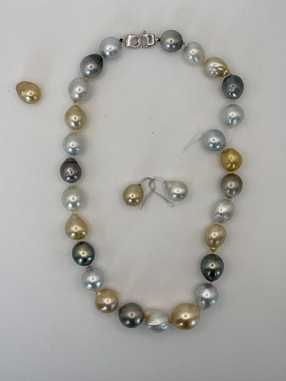 Necklace made of multicolored Tahitian baroque...