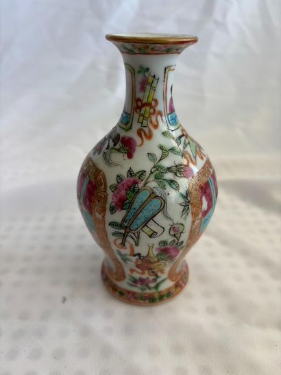 China, 19th century. 
Small baluster-shaped...