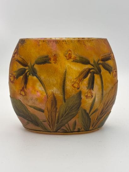 DAUM NANCY. 
Small helicoidal vase in marmorated...