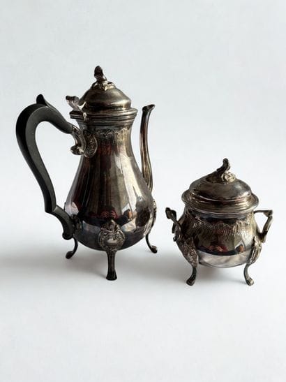 In the taste of CHRISTOFLE. 
Coffee pot and...