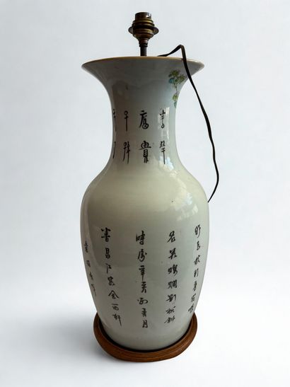 CHINA.
Scroll-shaped porcelain vase decorated...