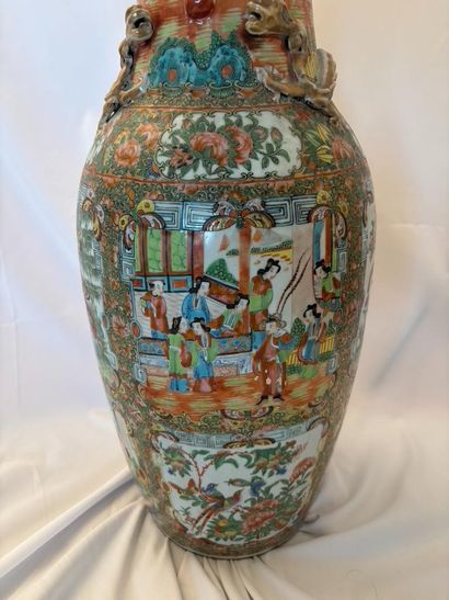 CHINA.
Large porcelain vase with Canton polychrome...